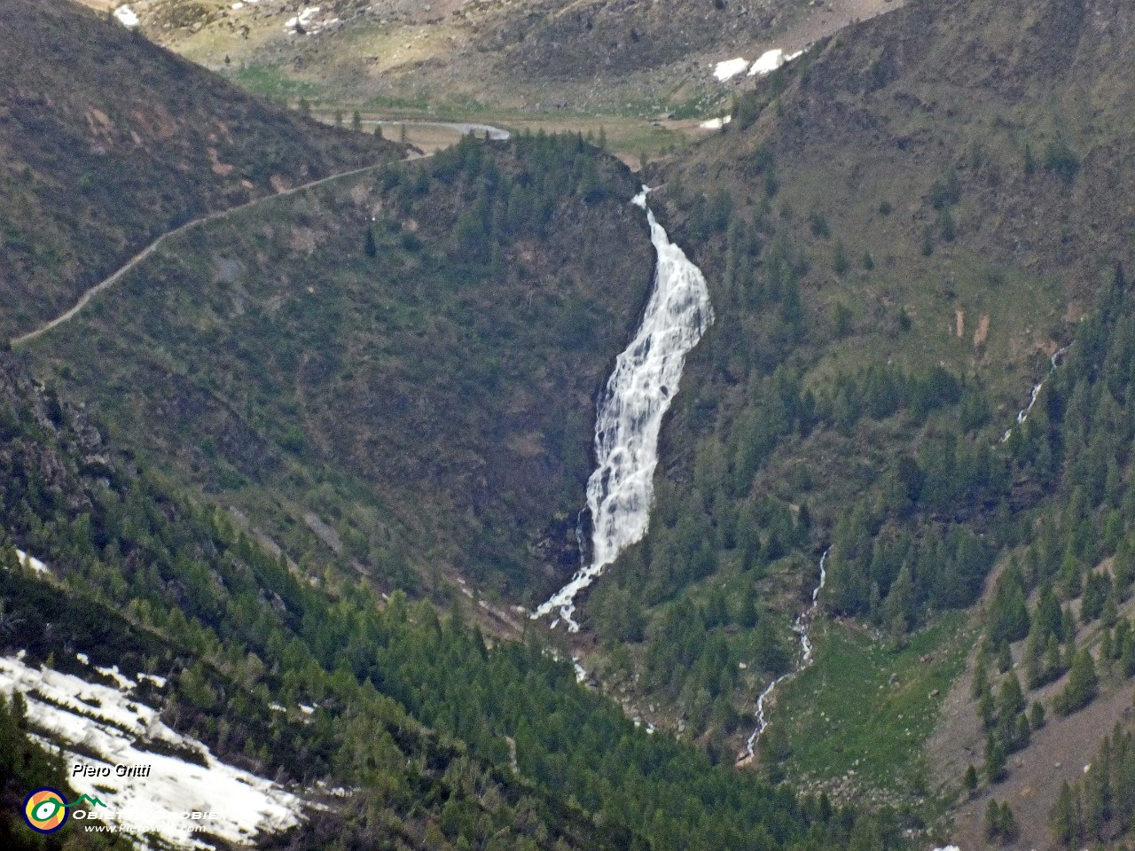 55 zoom su spuemeggiante e rumorosa cascata.JPG